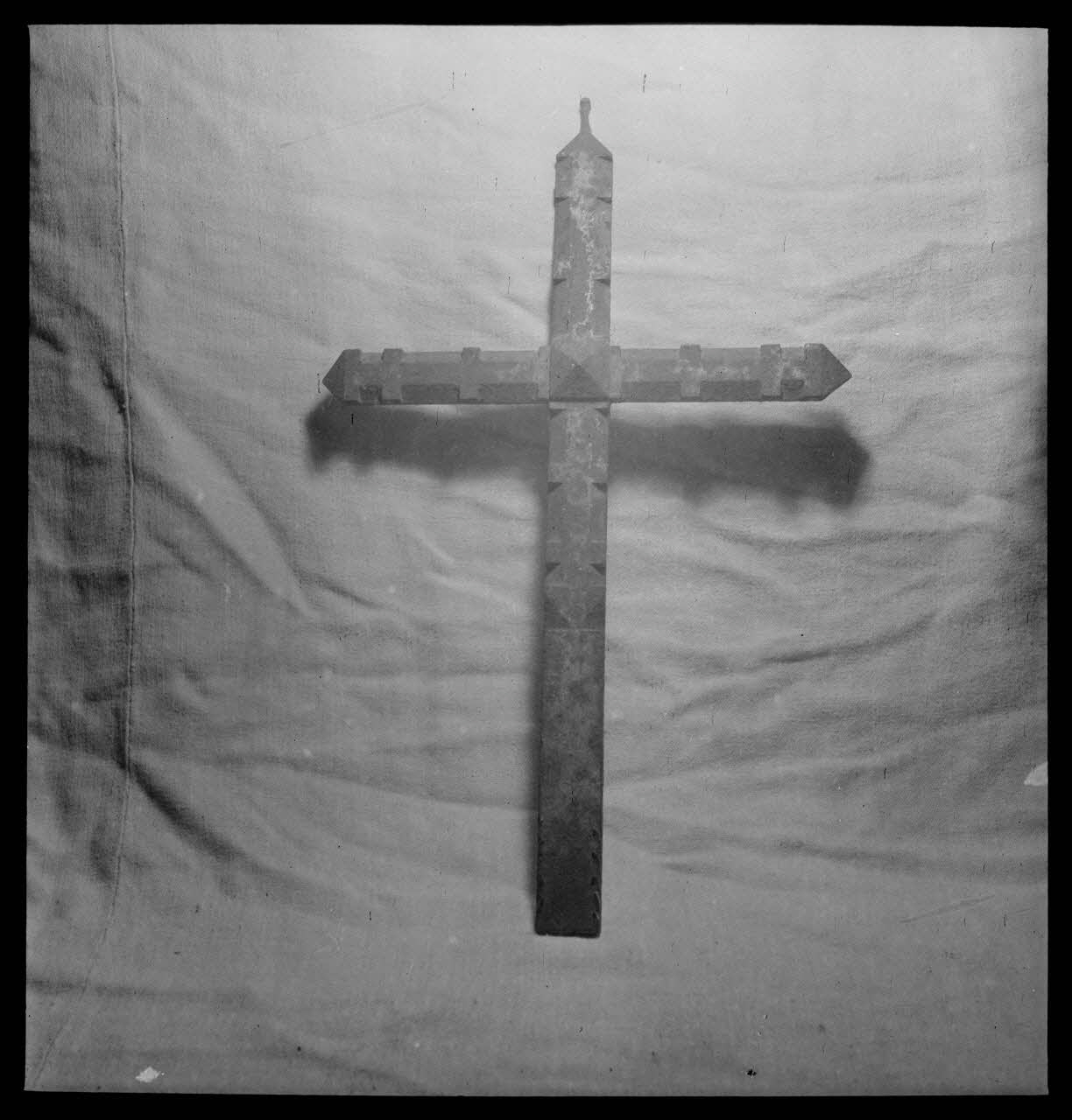 Manziat photographie Croix de cheminée en fer forgé Bourgogne, France 1944/1/1 Ph.1944.33.340 Photo