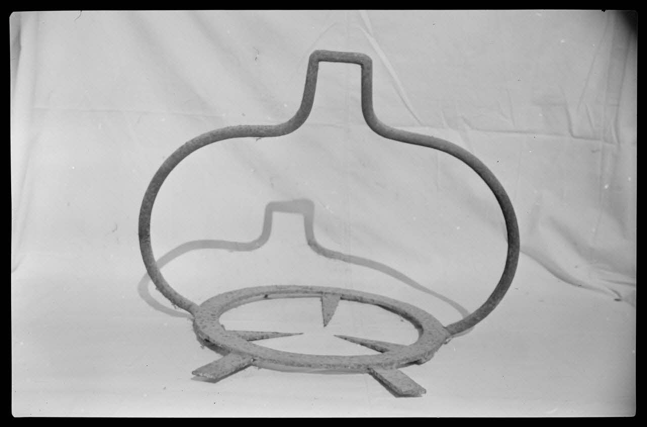 Bobignard photographie Chez Monsieur Guédon. Servante Bourgogne, France 1944/3/1 Ph.1944.82.173 Photo