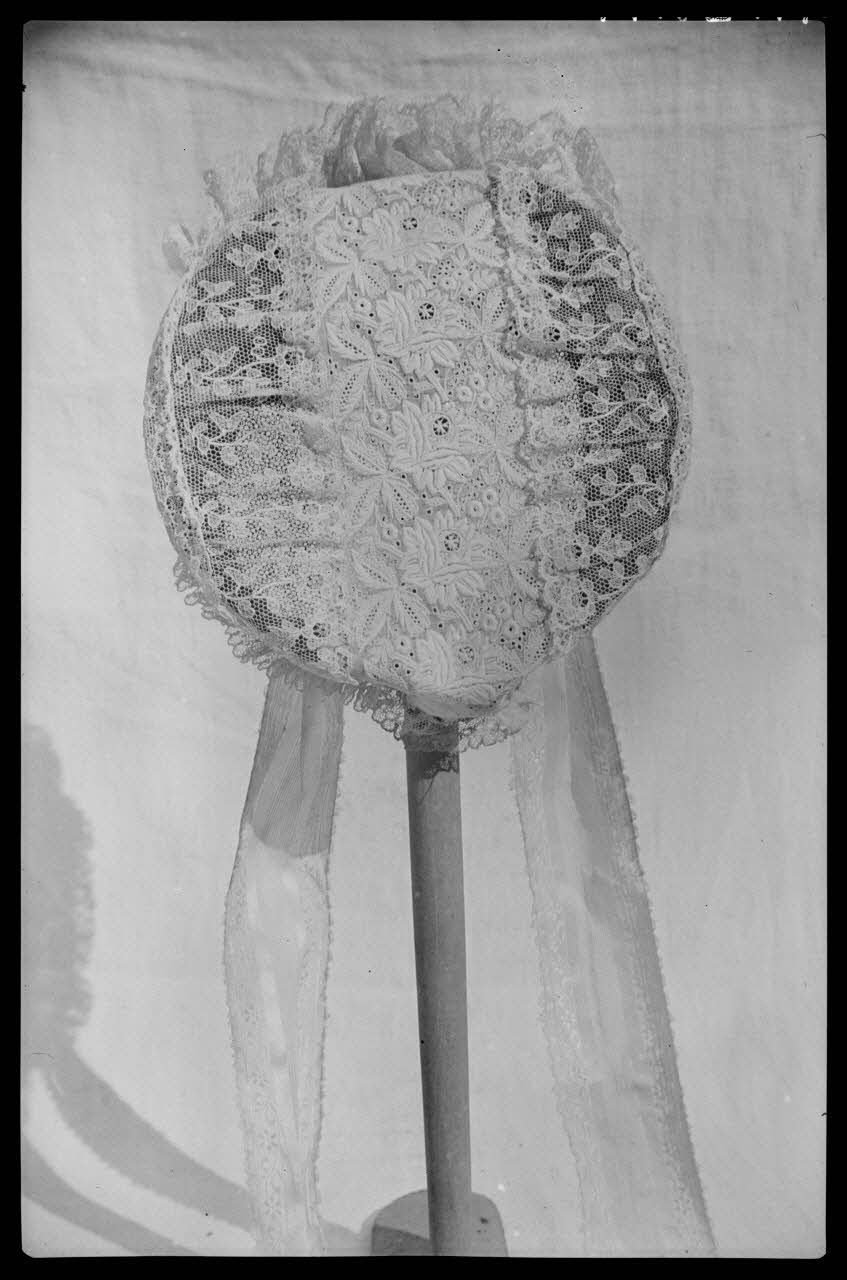 Bobignard photographie Chez Monsieur Guédon. Coiffe Bourgogne, France 1944/3/1 Ph.1944.82.174 Photo