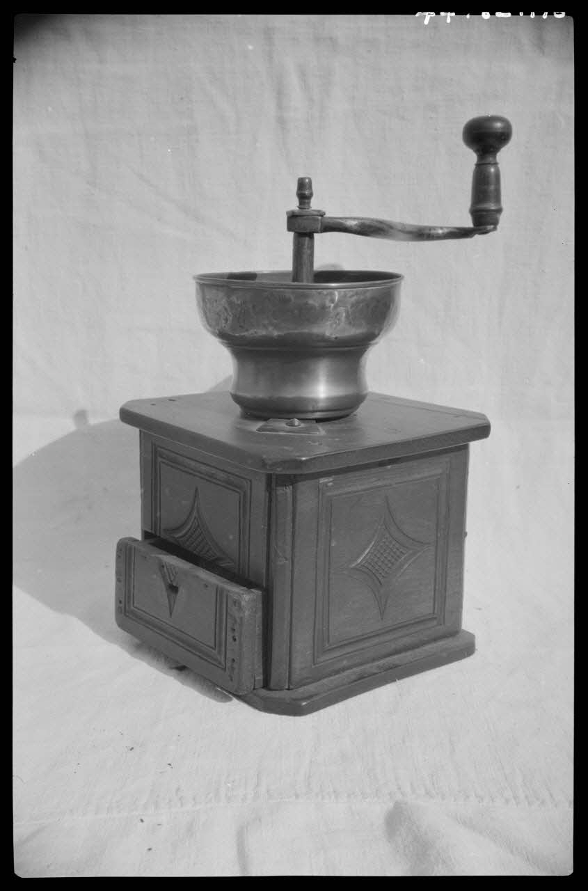 Bobignard photographie Chez Monsieur Guédon. Moulin à café Bourgogne, France 1944/3/1 Ph.1944.82.176 Photo