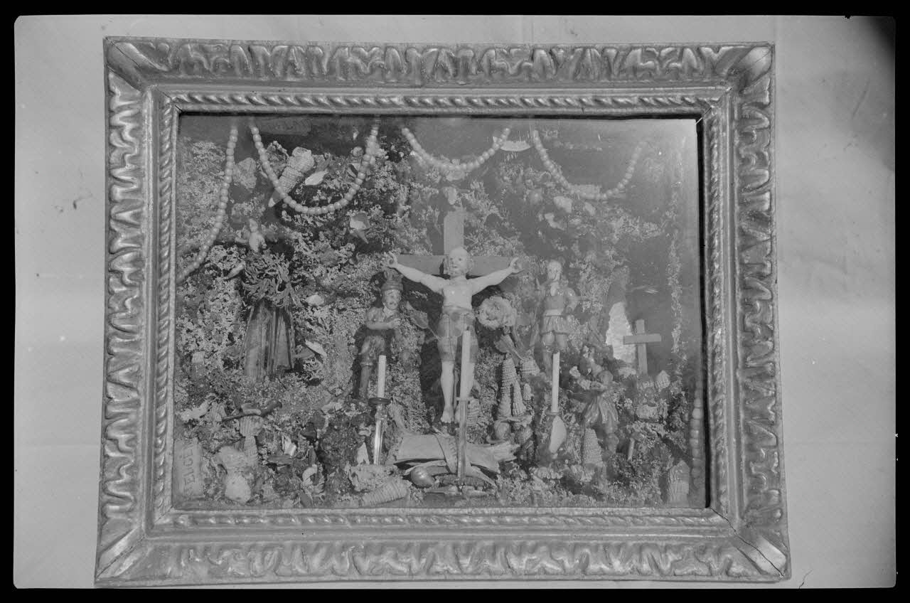 Bobignard photographie Chez Monsieur Guédon. Reliquaire avec personnages en verre filé Bourgogne, France 1944/3/1 Ph.1944.82.177 Photo