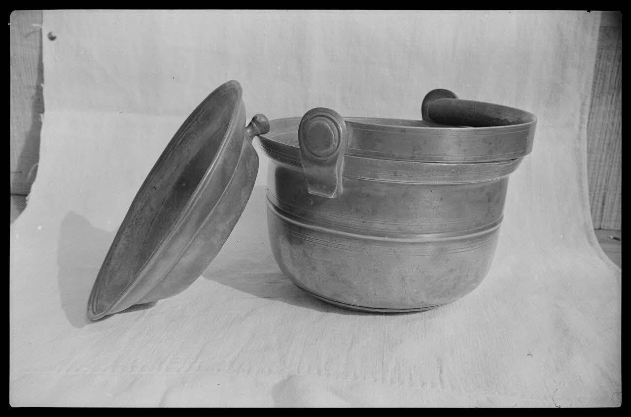 Bobignard photographie Chez Monsieur Guédon. Porte-dîner en étain Bourgogne, France 1944/3/1 Ph.1944.82.179 Photo