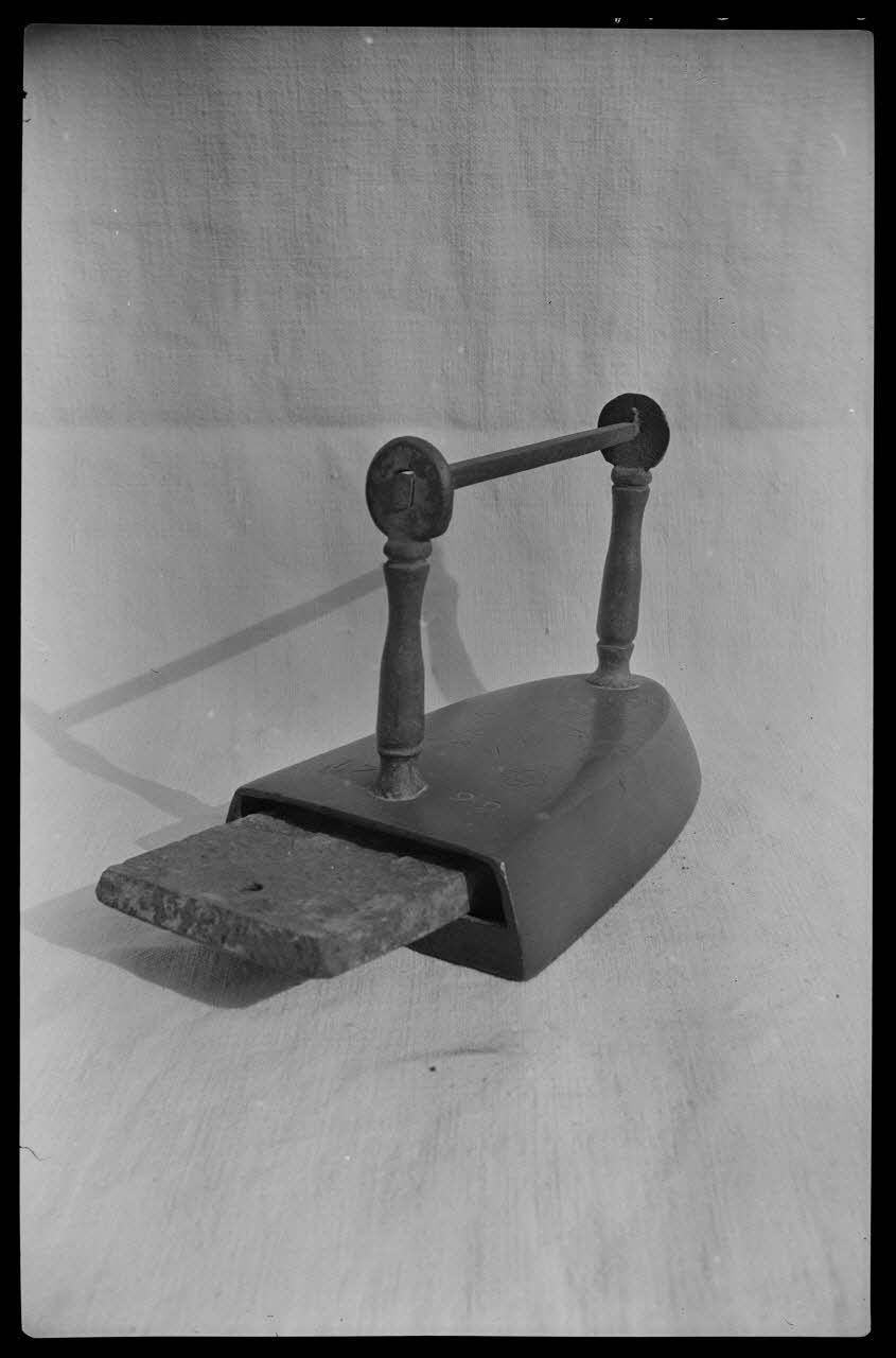 Bobignard photographie Chez Monsieur Guédon. Fer à repasser avec plaque chauffante Bourgogne, France 1944/3/1 Ph.1944.82.180 Photo