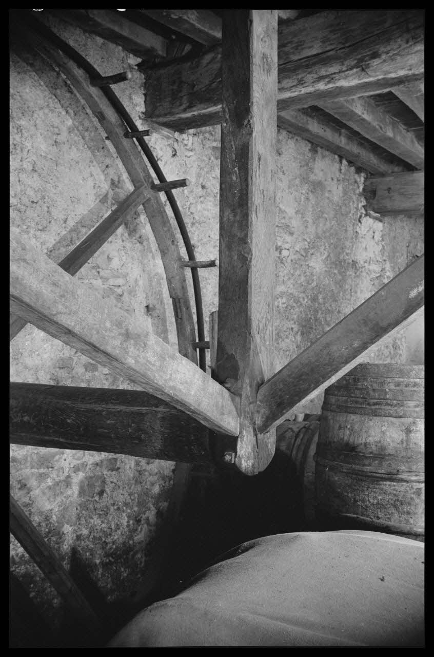 Bobignard photographie Chez Monsieur Julider. Attache de l'axe de la roue à chat (?) Bourgogne, France 1944/3/1 Ph.1944.82.183 Photo