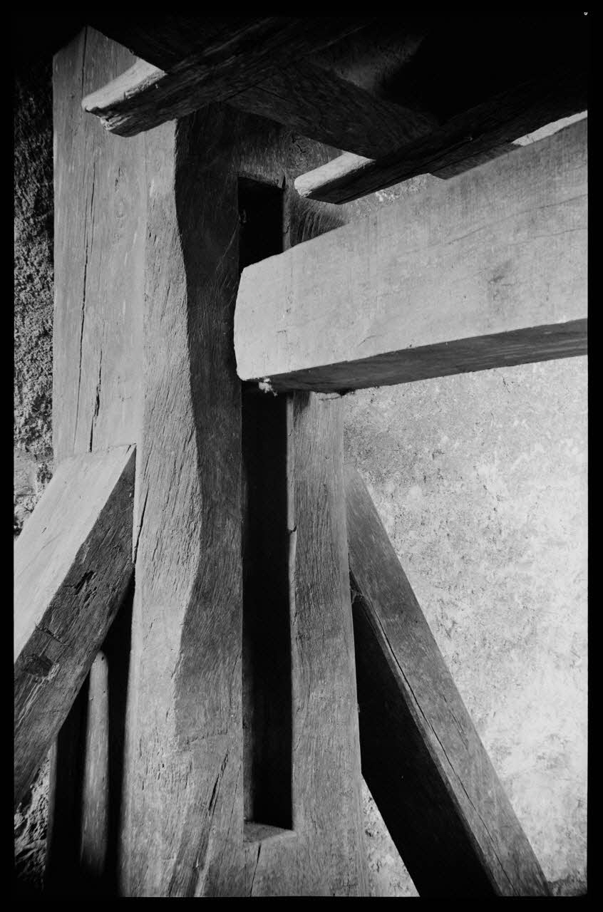Bobignard photographie Chez Monsieur Redde (médecin). Logement de balancier dans une des jumelles (?) Bourgogne, France 1944/3/1 Ph.1944.82.184 Photo