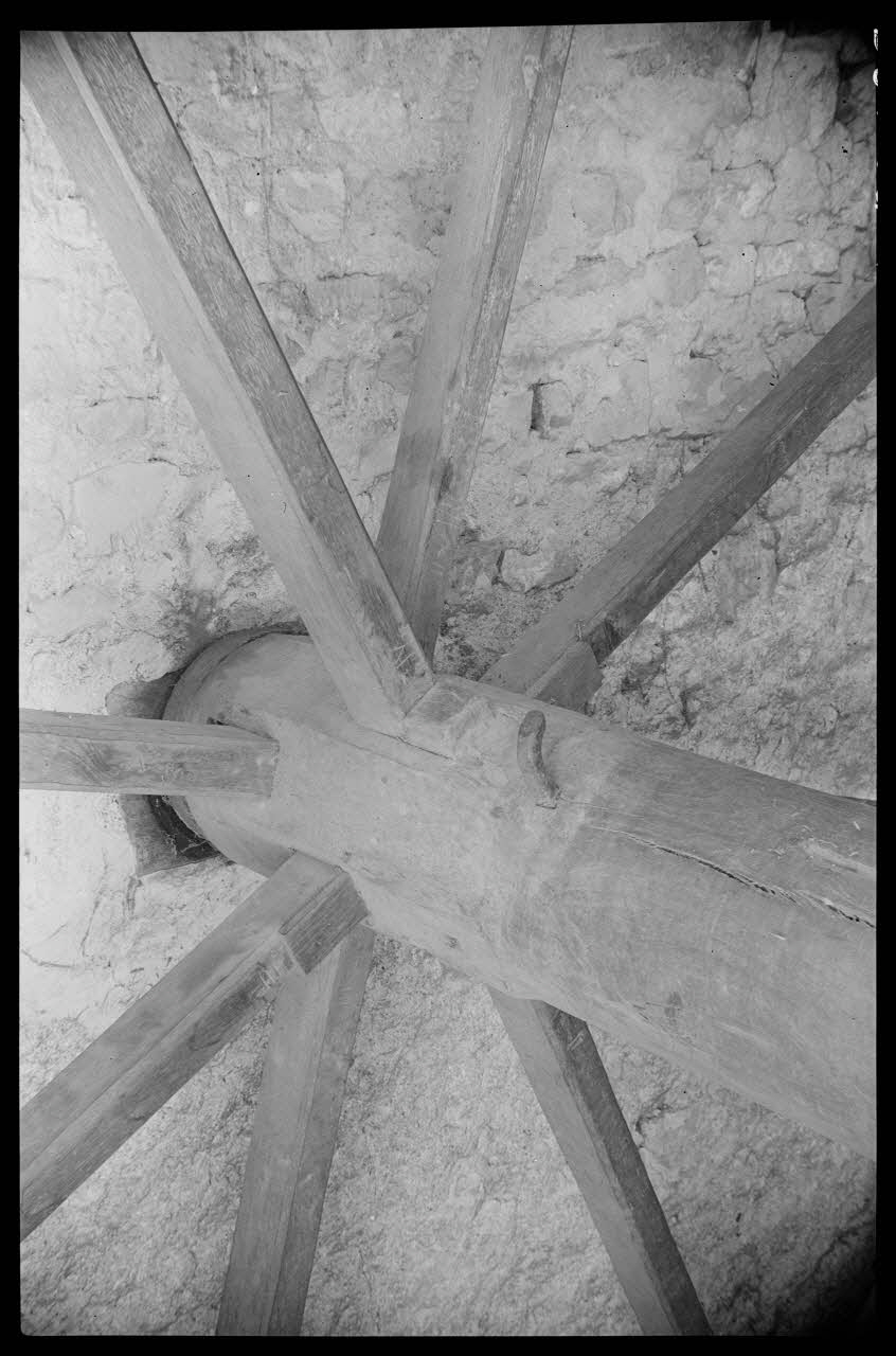 Bobignard photographie Chez Madame Chabanne. Moyeu de la roue à chat (?) Bourgogne, France 1944/3/1 Ph.1944.82.185 Photo