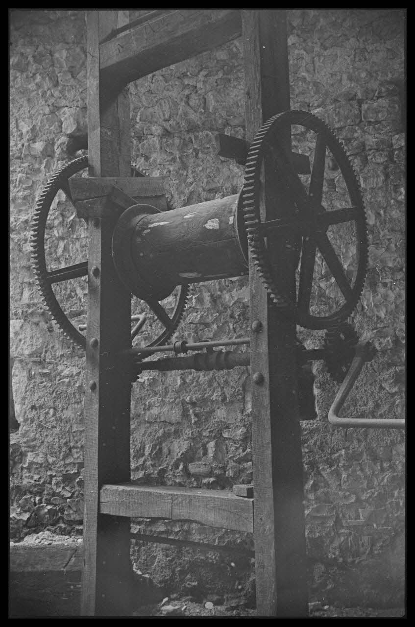 Bobignard photographie Chez Monsieur Redde (médecin). Détail du treuil Bourgogne, France 1944/3/1 Ph.1944.82.186 Photo