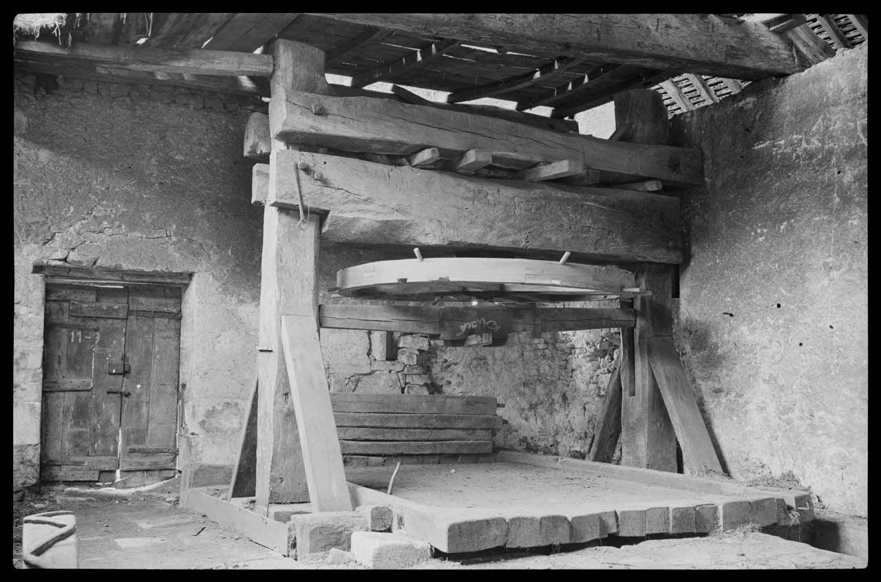 Bobignard photographie Chez Monsieur Redde (médecin). Vue d'ensemble du pressoir Bourgogne, France 1944/3/1 Ph.1944.82.187 Photo