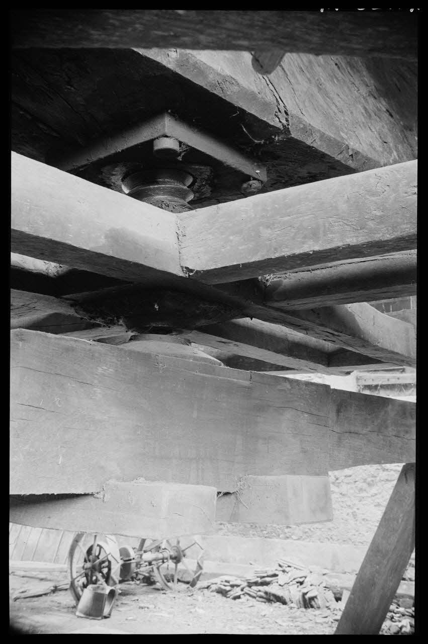 Bobignard photographie Chez Monsieur Redde (médecin). Lavis. Fixation de la roue et du balancier Bourgogne, France 1944/3/1 Ph.1944.82.190 Photo