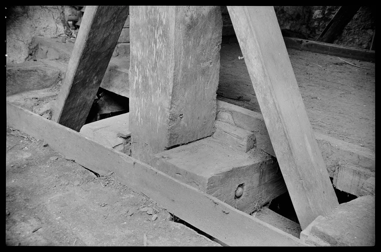Bobignard photographie Chez Monsieur Redde (médecin). Base de la jumelle gauche. Sous-bancs (?). Maie Bourgogne, France 1944/3/1 Ph.1944.82.191 Photo