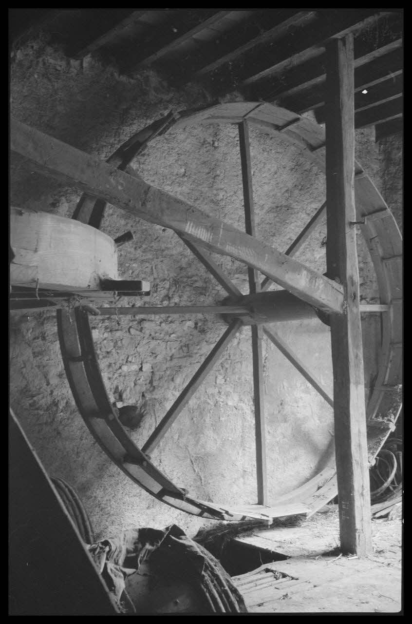 Bobignard photographie Chez Madame Chabanne. Roue à char Bourgogne, France 1944/3/1 Ph.1944.82.192 Photo