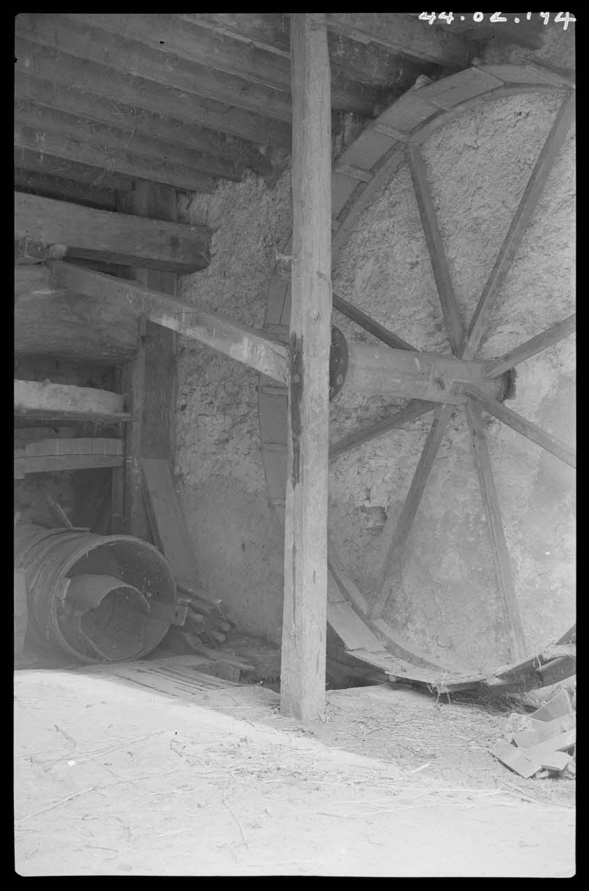 Bobignard photographie Chez Madame Chabanne. Roue à char Bourgogne, France 1944/3/1 Ph.1944.82.194 Photo