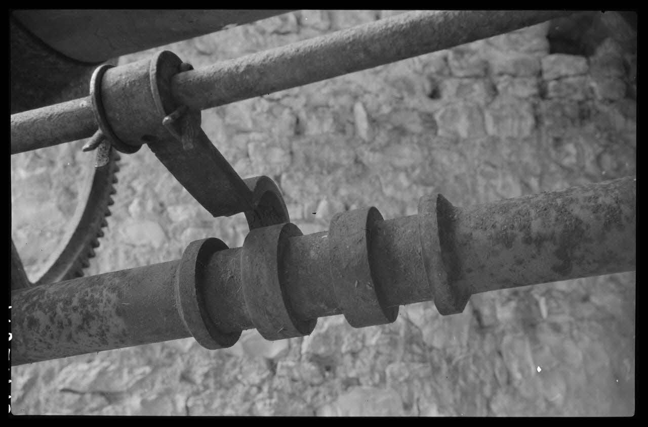 Bobignard photographie Chez Monsieur Redde (médecin). Détail du treuil Bourgogne, France 1944/3/1 Ph.1944.82.195 Photo