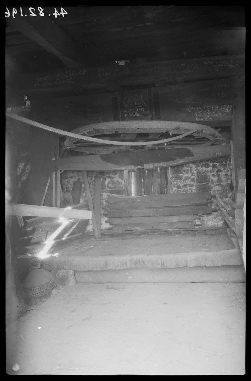 Bobignard photographie Chez Monsieur Jules Chabanne. Vue d'ensemble de pressoir Bourgogne, France 1944/3/1 Ph.1944.82.196 Photo