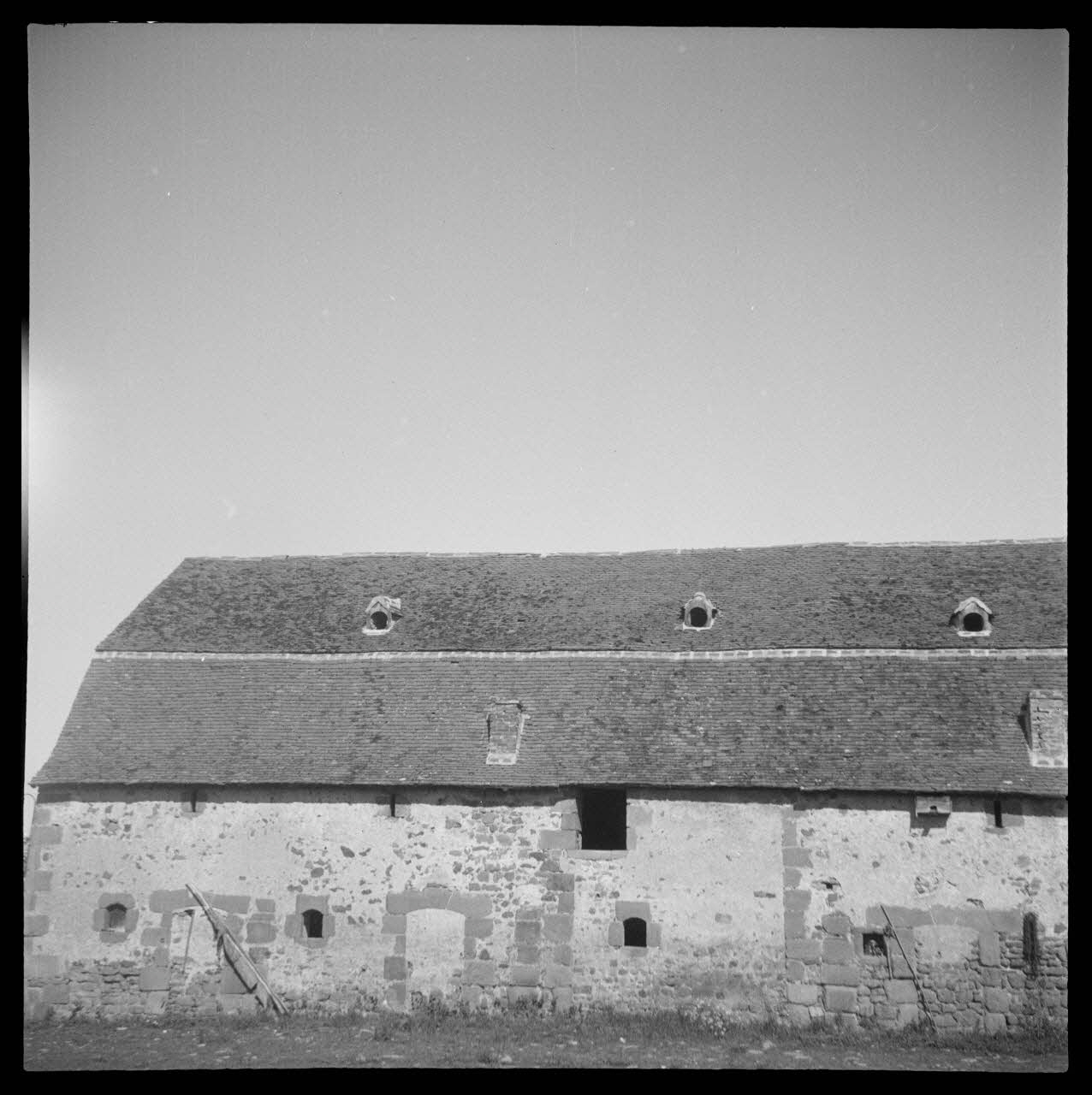 Bourgeois photographie Domaine. Grange et étable Auvergne, France 1943/6/1 Ph.1943.189.29 Photo