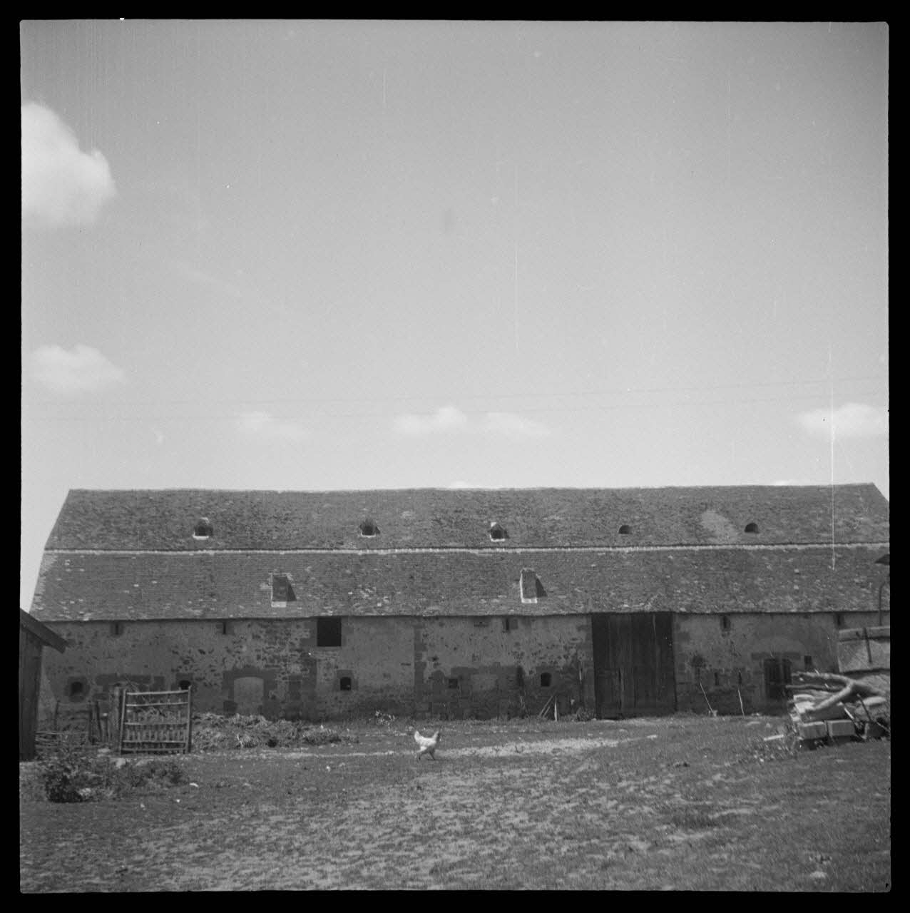 Bourgeois photographie Domaine. Grange et étable Auvergne, France 1943/6/1 Ph.1943.189.30 Photo