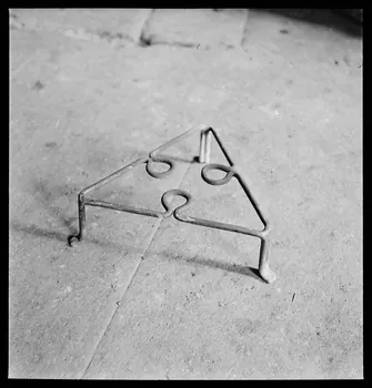A. Aussonne photographie Chez Monsieur Arfeuillère. Trépied de foyer Limousin 1944/5/23 Ph.1944.117.36 Photo