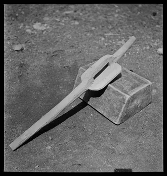 A. Aussonne photographie Chez Monsieur Arfeuillère. "sadour" (?) : instrument servant à ramasser les gerbes de seigle Limousin 1944/5/24 Ph.1944.117.38 Photo