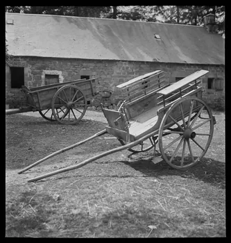 A. Aussonne photographie Chez Monsieur Arfeuillère. Charrette dans la cour de ferme Limousin 1944/5/31 Ph.1944.117.39 Photo