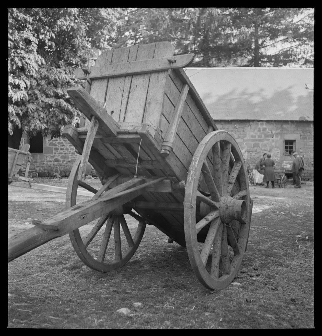 A. Aussonne photographie Chez Monsieur Arfeuillère. Tombereau de ferme basculé Limousin 1944/5/31 Ph.1944.117.41  Photo