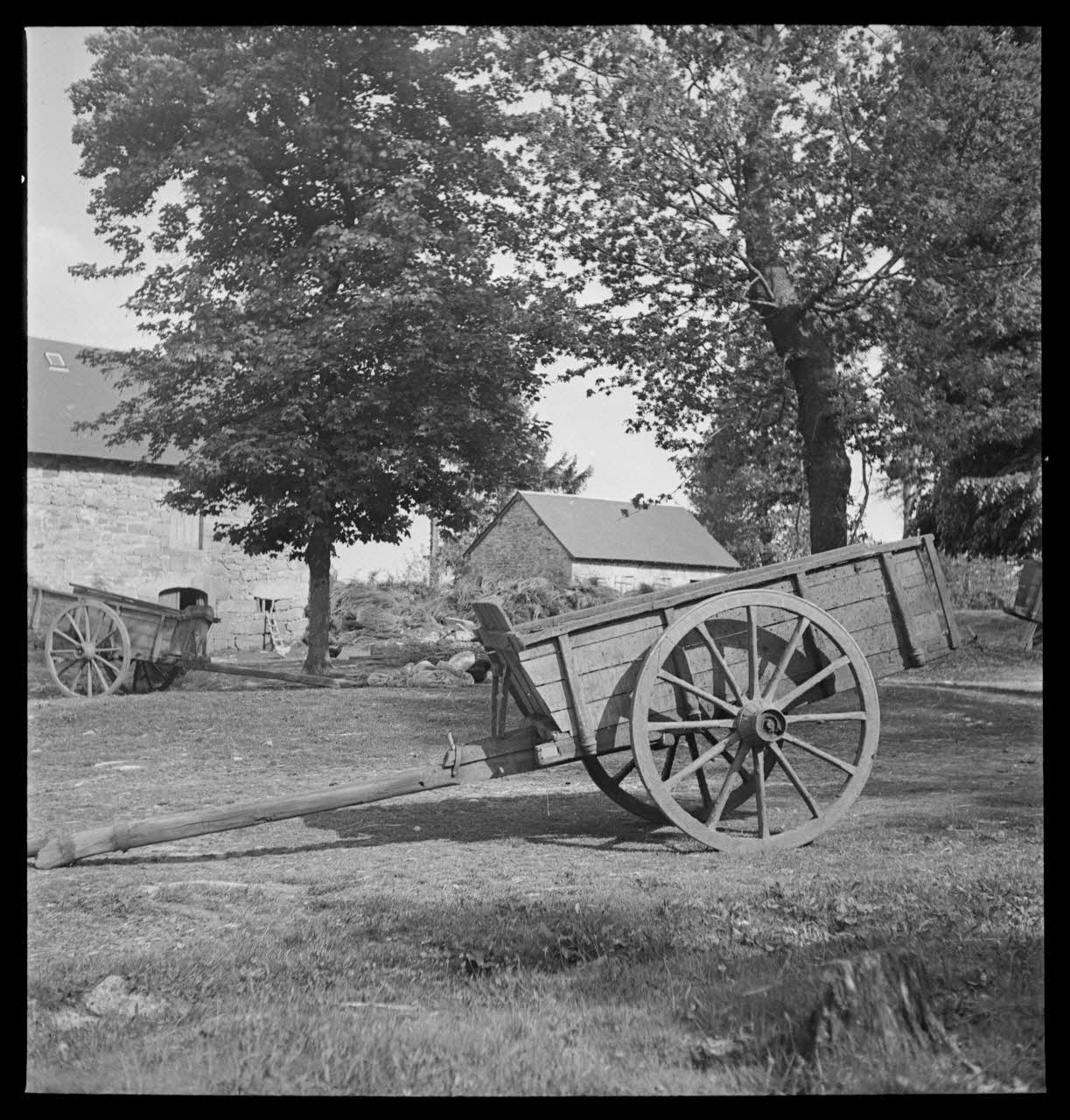 A. Aussonne photographie Chez Monsieur Arfeuillère. Tombereau de ferme basculé. Position de repos, vu de profil Limousin 1944/5/27 Ph.1944.117.42  Photo