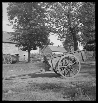 A. Aussonne photographie Chez Monsieur Arfeuillère. Tombereau de ferme basculé. Position de repos, vu de profil Limousin 1944/5/27 Ph.1944.117.42 Photo