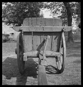 A. Aussonne photographie Chez Monsieur Arfeuillère. Tombereau de ferme basculé vu de face Limousin 1944/5/27 Ph.1944.117.43 Photo