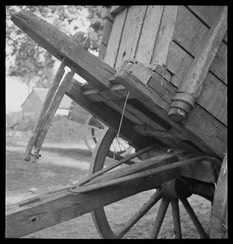 A. Aussonne photographie Chez Monsieur Arfeuillère. Détail d'un tombereau de ferme basculé. Benne basculé Limousin 1944/5/27 Ph.1944.117.44 Photo