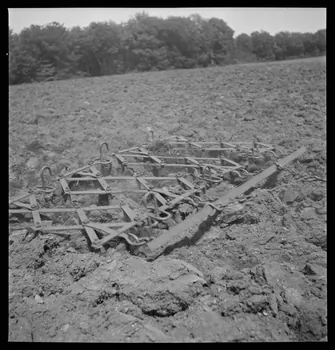 A. Aussonne photographie Chez Monsieur Arfeuillère. Herse dans un terrain labouré Limousin 1944/5/27 Ph.1944.117.45 Photo