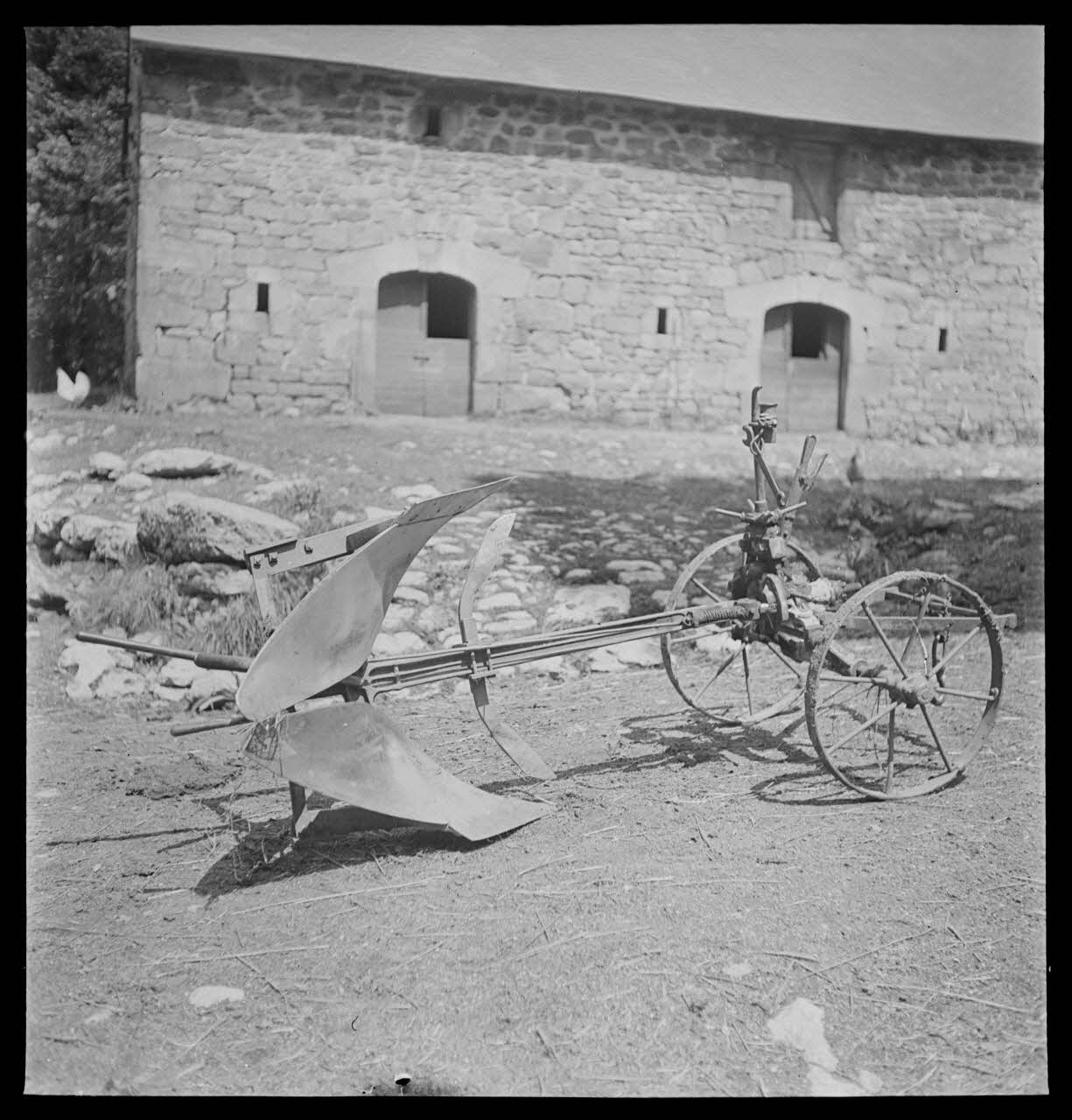 A. Aussonne photographie Chez Monsieur Arfeuillère. Charrue industrielle dans une cour de ferme Limousin 1944/5/28 Ph.1944.117.46  Photo