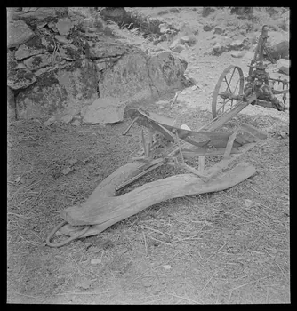 A. Aussonne photographie Chez Monsieur Arfeuillère. Traîneau à charrue. Branche d'arbre fourchue Limousin 1944/5/30 Ph.1944.117.47 Photo