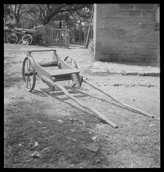 A. Aussonne photographie Chez Monsieur Arfeuillère. Charrette porte-tonneau au repos Limousin 1944/5/28 Ph.1944.117.48 Photo