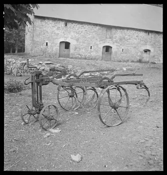 A. Aussonne photographie Chez Monsieur Arfeuillère. Canadien : instrument agricole en position haute Limousin 1944/5/28 Ph.1944.117.49 Photo