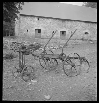 A. Aussonne photographie Chez Monsieur Arfeuillère. Canadien : instrument agricole en position haute Limousin 1944/5/28 Ph.1944.117.50 Photo