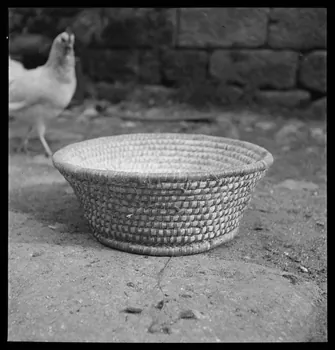 A. Aussonne photographie Chez Monsieur Arfeuillère. Panier rond sans anse dit "paillassou" Limousin 1944/5/30 Ph.1944.117.51 Photo