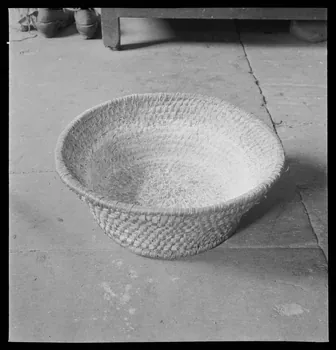 A. Aussonne photographie Chez Monsieur Arfeuillère. Vue haute d'un panier rond sans anse dit "paillassou" Limousin 1944/5/30 Ph.1944.117.52 Photo