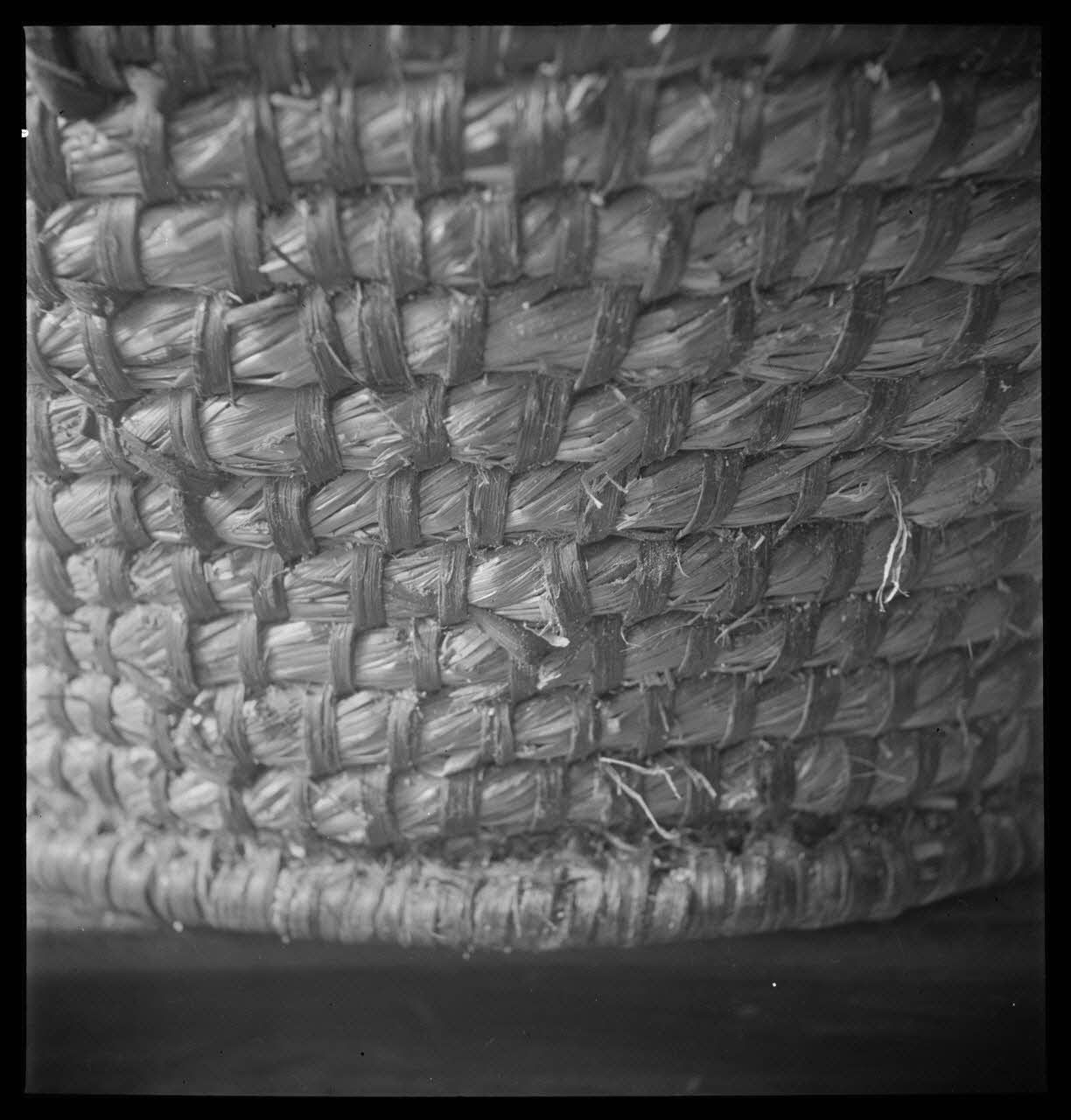 A. Aussonne photographie Chez Monsieur Arfeuillère. Détail de fabrication d'un panier rond sans anse dit "paillassou" Limousin 1944/5/30 Ph.1944.117.53  Photo