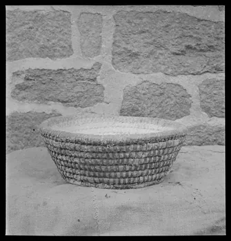 A. Aussonne photographie Chez Monsieur Magnaval. Détail de fabrication d'un panier rond sans anse dit "paillassou" (moins évasé que sur la photographie Ph.1944.117.54) Limousin 1944/5/19 Ph.1944.117.54 Photo