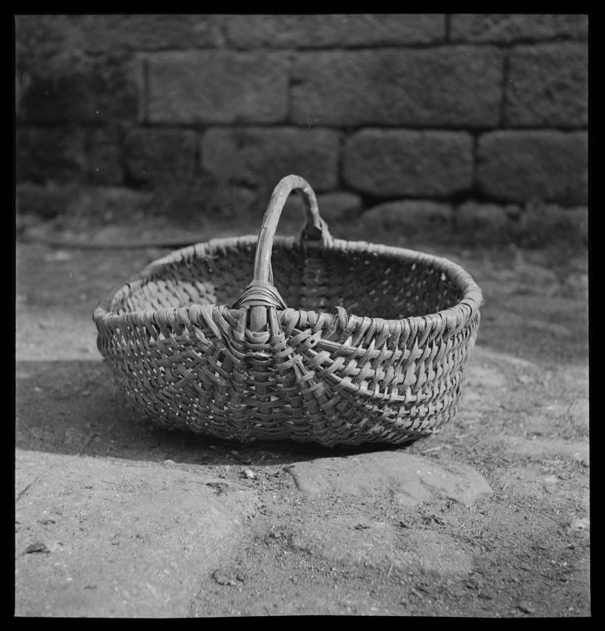 A. Aussonne photographie Chez Monsieur Arfeuillère. Panier à anse en noisetier et ronces Limousin 1944/5/30 Ph.1944.117.55  Photo