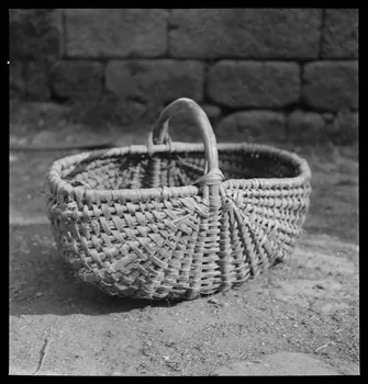A. Aussonne photographie Chez Monsieur Arfeuillère. Panier à anse en noisetier et ronces Limousin 1944/5/30 Ph.1944.117.56 Photo