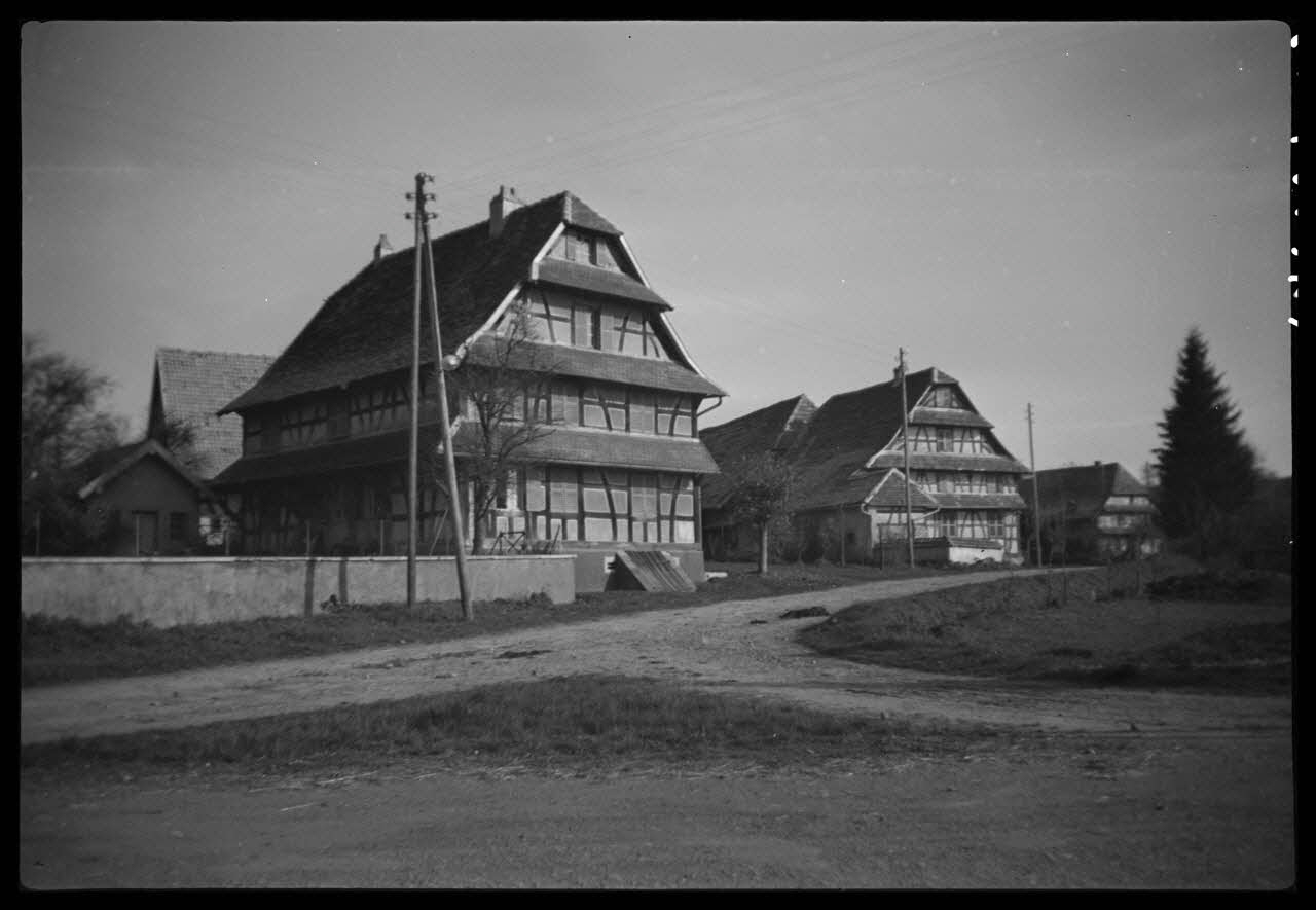 Henry photographie Maison Faivre et maisons voisines Franche-Comté, France 1943/11/13 Ph.1944.134.19 Photo