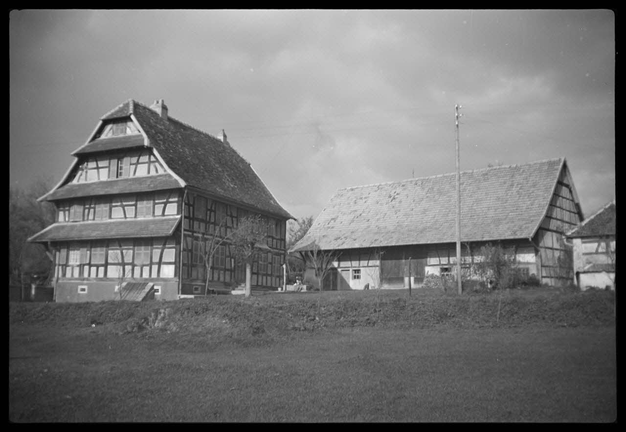 Henry photographie Maison Faivre et sa grangerie Franche-Comté, France 1943/11/13 Ph.1944.134.20 Photo