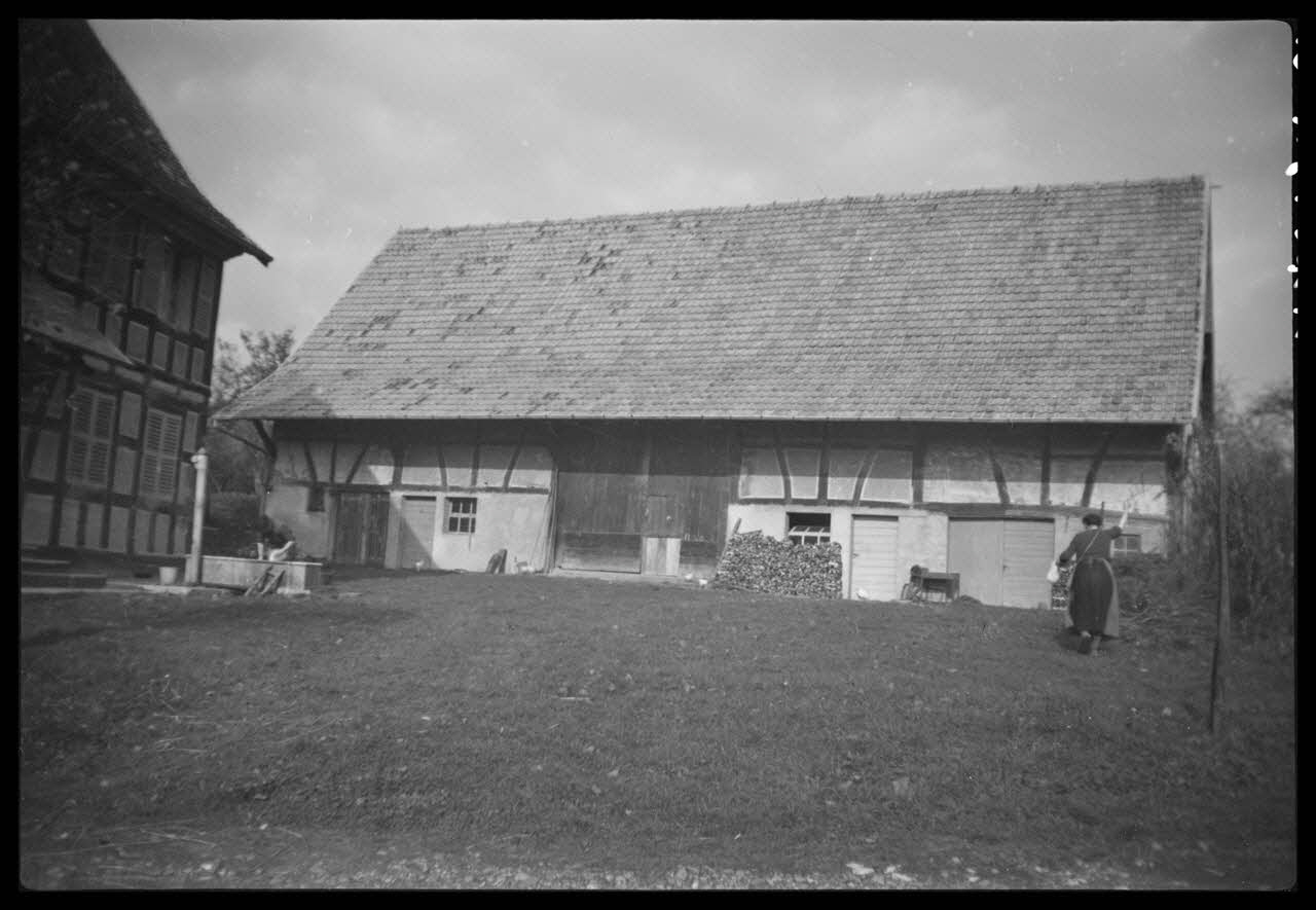 Henry photographie Cour et grangerie de la maison Faivre Franche-Comté, France 1943/11/13 Ph.1944.134.21 Photo