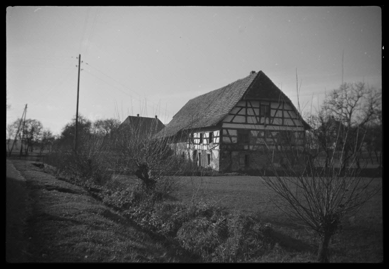 Henry photographie Maison caractéristique Franche-Comté, France 1943/11/1 Ph.1944.134.42 Photo