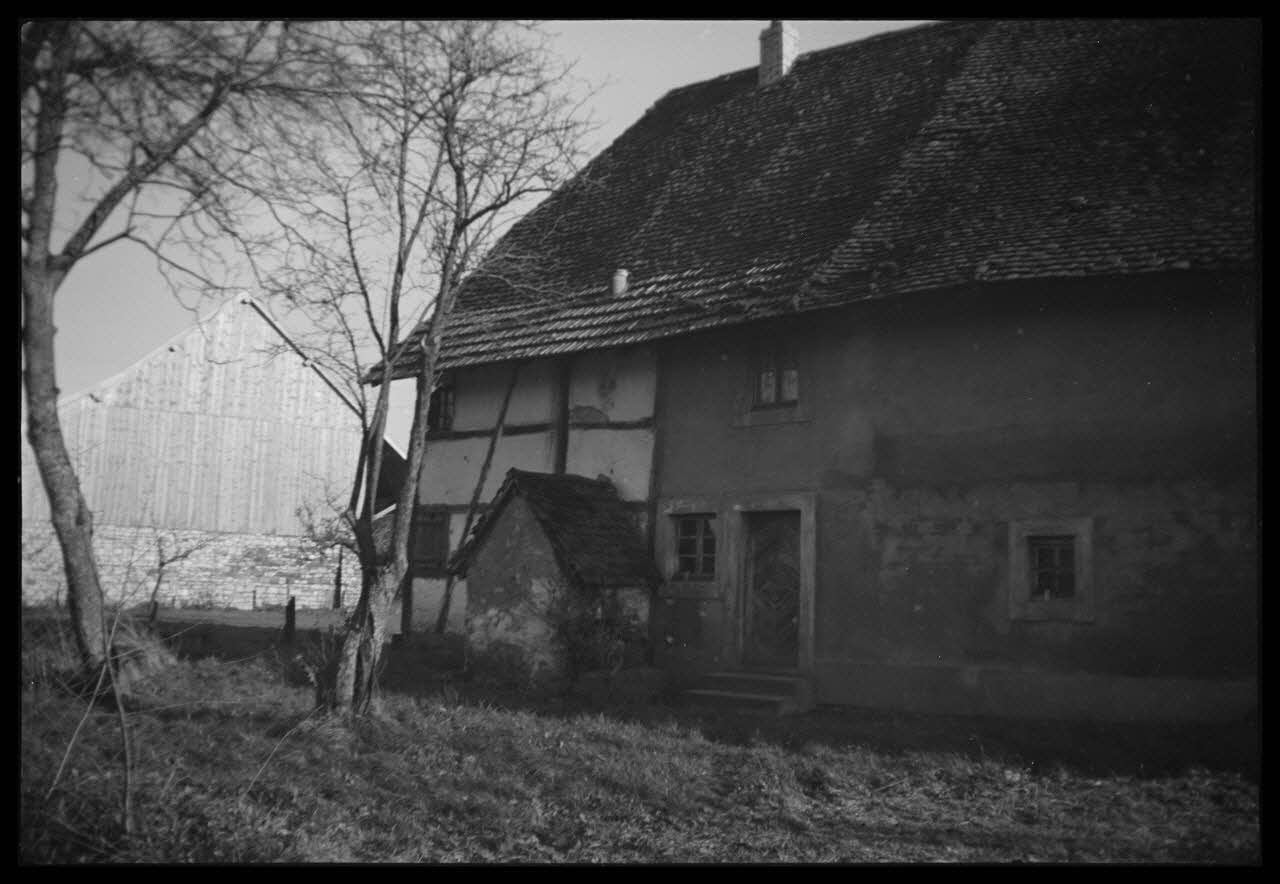 Henry photographie Four et entrée du logis Franche-Comté, France 1943/11/1 Ph.1944.134.43 Photo