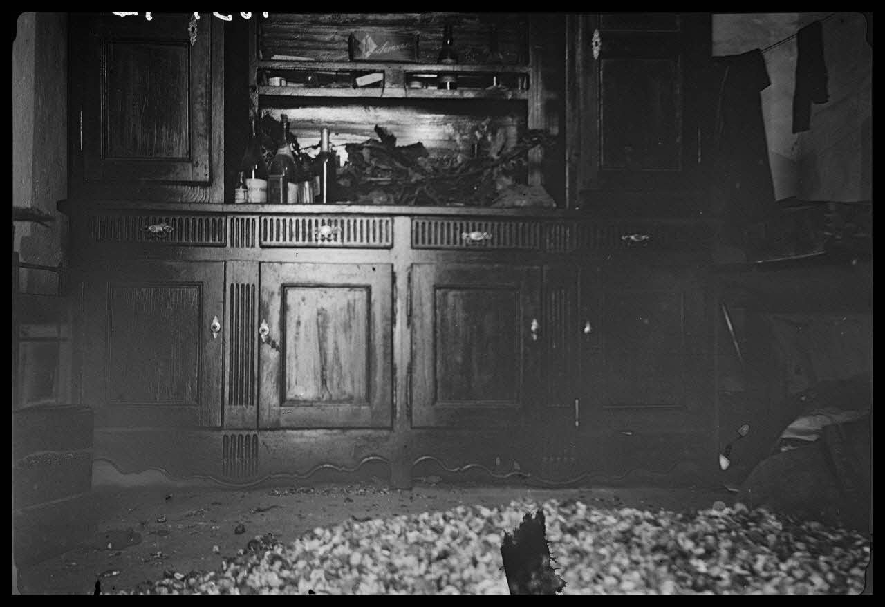 Cellier photographie Chez Monsieur Sabaton. Détail de bas de buffet Rhône-Alpes, France 1945/2/10 Ph.1945.34.46 Photo