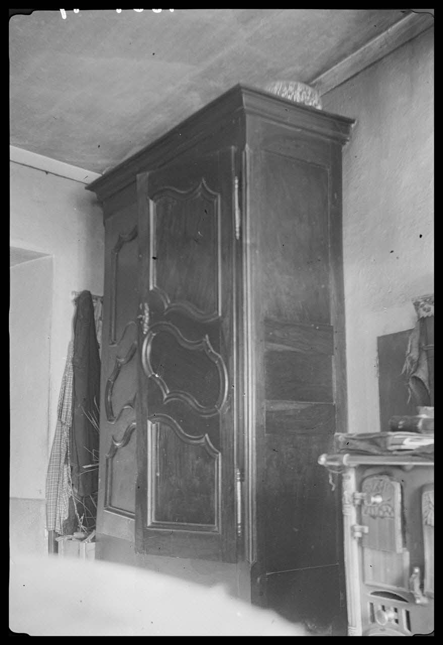 Cellier photographie Chez Madame Michelon. Armoire Louis XV Rhône-Alpes, France 1945/2/10 Ph.1945.34.47 Photo