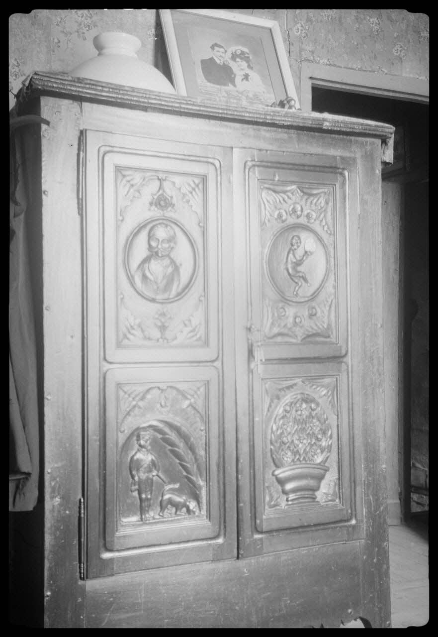 Cellier photographie Chez Madame veuve Chapuis. Armoire ("gardo raubo") avec panneaux sculptés Rhône-Alpes, France 1945/2/9 Ph.1945.34.48 Photo