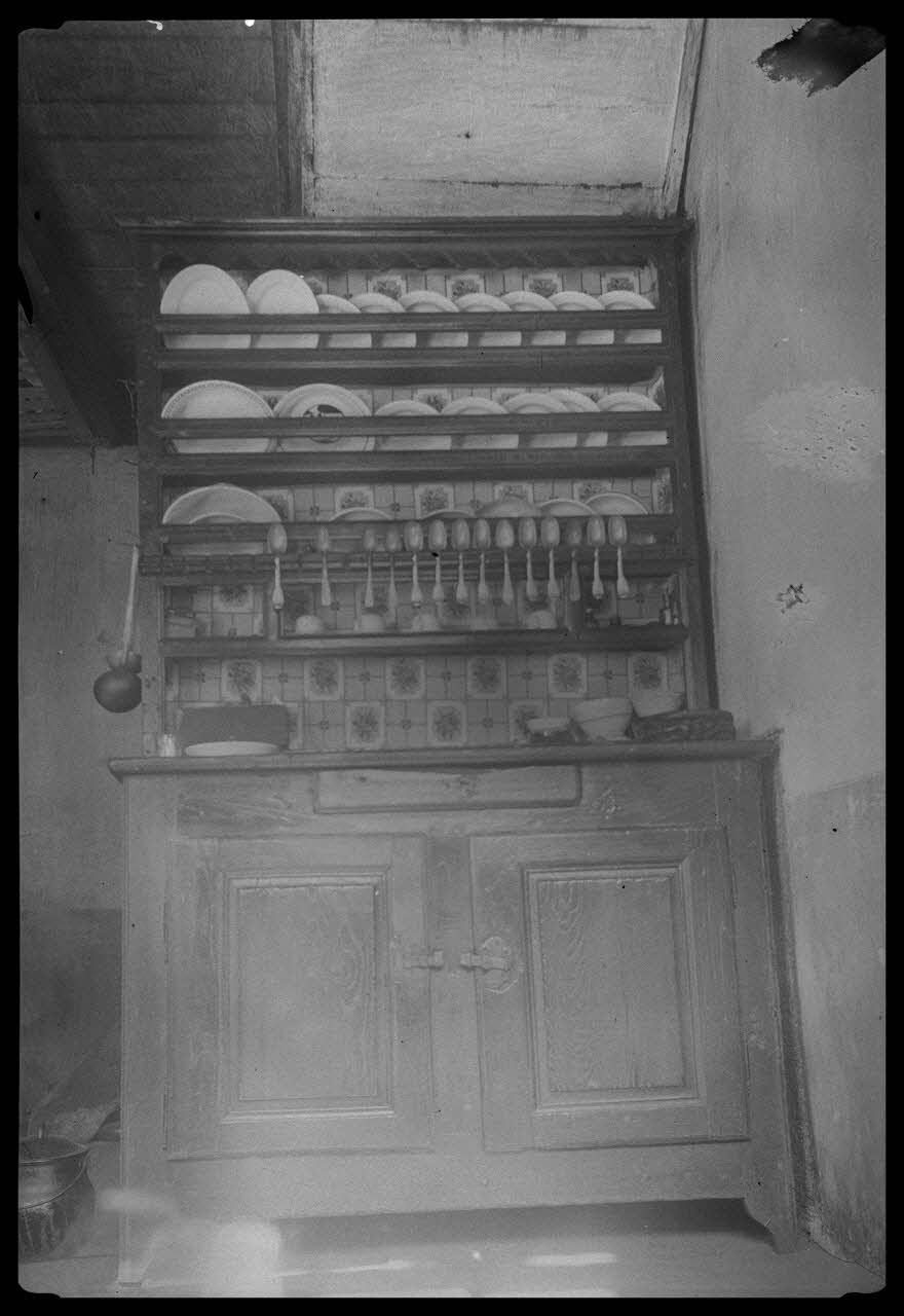 Cellier photographie Chez Monsieur Adrien Pailban. Buffet-dressoir Rhône-Alpes, France 1945/2/15 Ph.1945.34.49 Photo