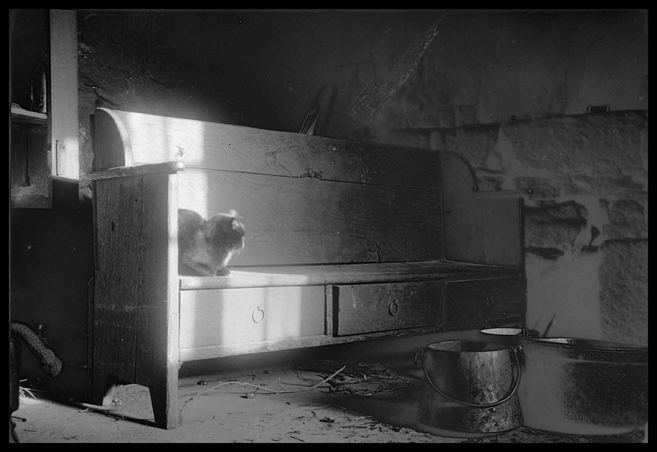 Cellier photographie Chez Monsieur Fayolle. Archebanc à trois tiroirs Rhône-Alpes, France 1945/2/16 Ph.1945.34.51 Photo